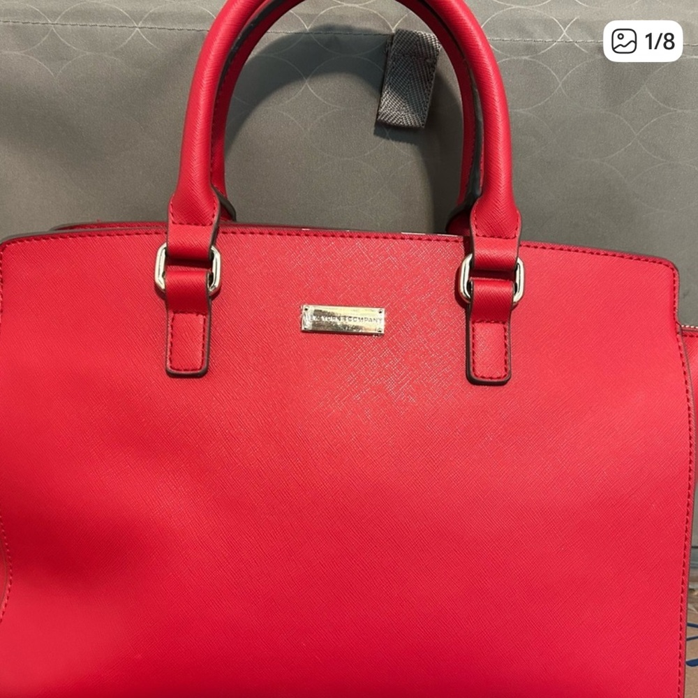 New York & Company Vibrant Red Satchel Description
13"x9"x5.5" Beautiful